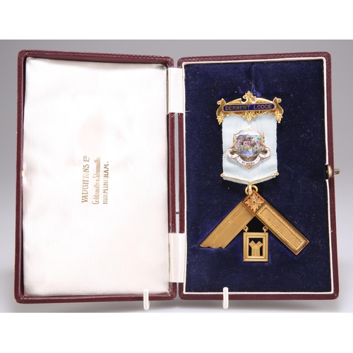 384 - A 9 CARAT GOLD MASONIC PAST MASTERS JEWEL, presented to W. Bro. John Cheeseman of Derwent Lodge, eng... 