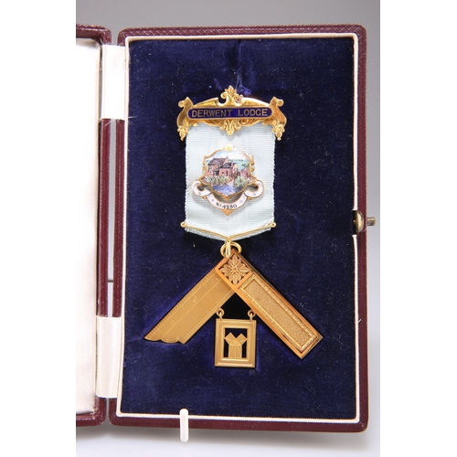 384 - A 9 CARAT GOLD MASONIC PAST MASTERS JEWEL, presented to W. Bro. John Cheeseman of Derwent Lodge, eng... 