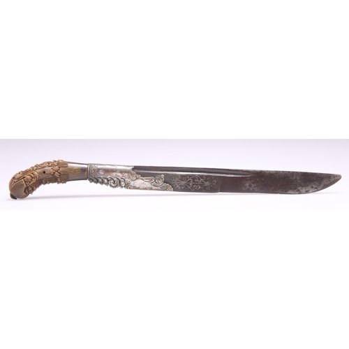 408 - A SINGHALESE KNIFE (PIHA KAETTA), 18TH CENTURY, with carved horn handle, the steel blade decorated w... 