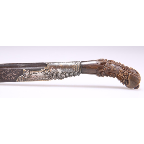 408 - A SINGHALESE KNIFE (PIHA KAETTA), 18TH CENTURY, with carved horn handle, the steel blade decorated w... 