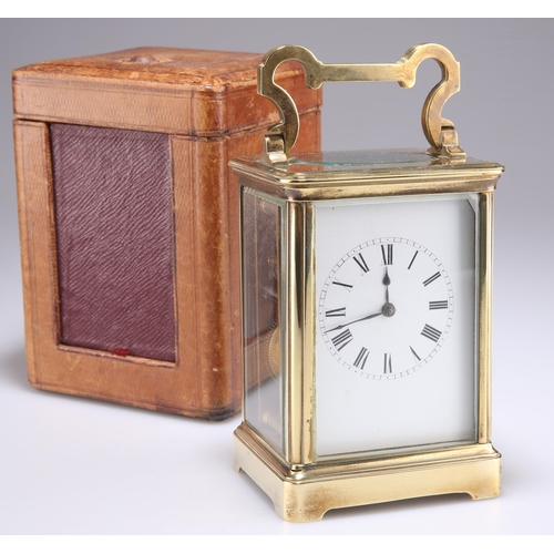 486 - AN EARLY 20TH CENTURY BRASS STRIKING CARRIAGE CLOCK, with twin spring barrel movement, the platform ... 