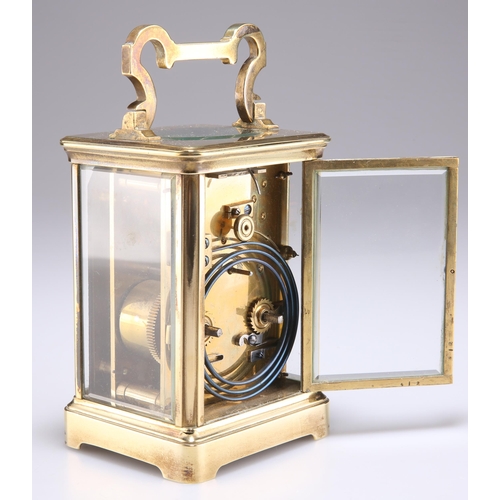 486 - AN EARLY 20TH CENTURY BRASS STRIKING CARRIAGE CLOCK, with twin spring barrel movement, the platform ... 