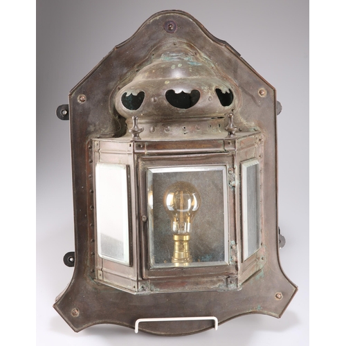 528 - AN ARTS AND CRAFTS COPPER WALL LIGHT, EARLY 20TH CENTURY, with three bevelled glass panels, the cent... 