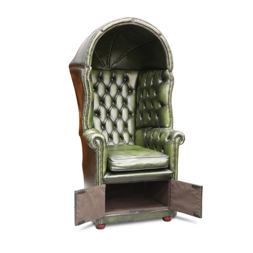 553 - A GEORGIAN STYLE DEEP-BUTTONED GREEN LEATHER HALL PORTERS CHAIR, of typical form with a domed top a... 