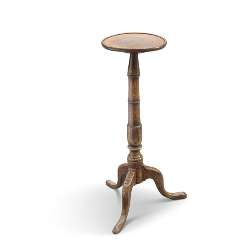 593 - AN 18TH CENTURY OAK URN STAND, the circular moulded top above a ring-turned tapering stem issuing fr... 