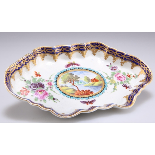 67 - A WORCESTER DALHOUSIE STYLE PORCELAIN SPOON TRAY, CIRCA 1780, lobed quatrefoil form, decorated with ... 