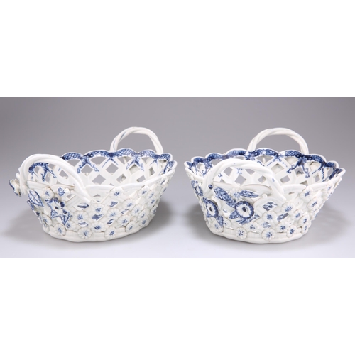 85 - A PAIR OF WORCESTER TWO-HANDLED OVAL BASKETS, CIRCA 1775, transfer printed in underglaze blue with a... 