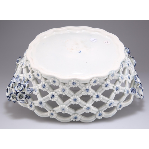 91 - A LARGE WORCESTER TWO-HANDLED OVAL BASKET, CIRCA 1775, transfer printed in underglaze blue with a 'P... 