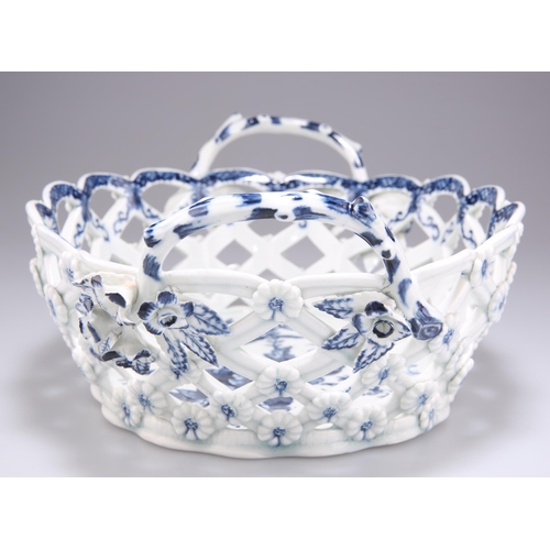 91 - A LARGE WORCESTER TWO-HANDLED OVAL BASKET, CIRCA 1775, transfer printed in underglaze blue with a 'P... 