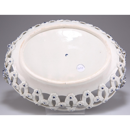 93 - A WORCESTER TWO-HANDLED OVAL BASKET, CIRCA 1775, transfer printed in underglaze blue with the 'Gilli... 