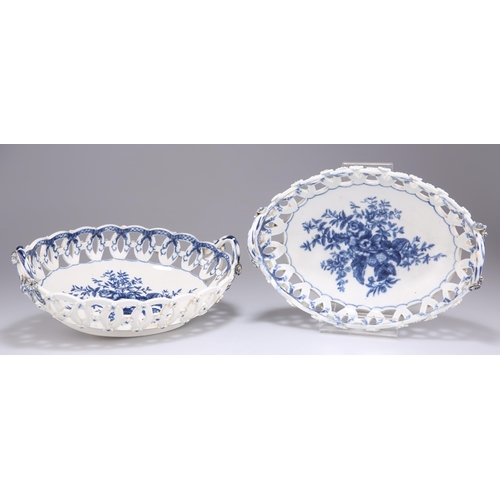 99 - A PAIR OF WORCESTER TWO-HANDLED OVAL BASKETS, CIRCA 1775, transfer printed in underglaze blue with a... 