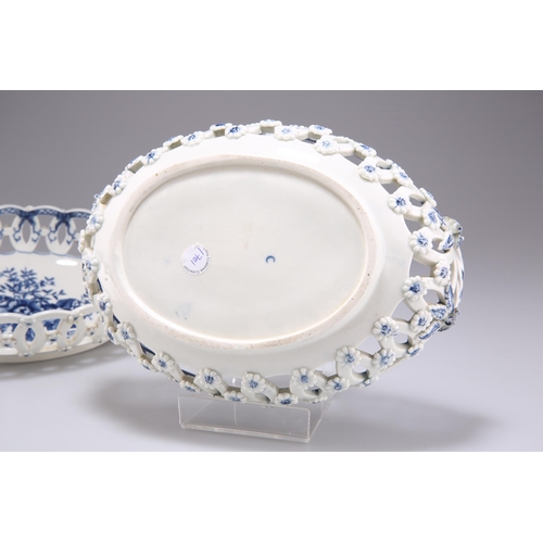 99 - A PAIR OF WORCESTER TWO-HANDLED OVAL BASKETS, CIRCA 1775, transfer printed in underglaze blue with a... 