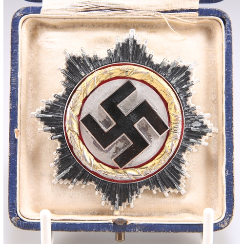 418A - A GERMAN WWII DEUTSCHES KREUZ (GERMAN CROSS), GOLD GRADE, dated '1941' to front, the eight-pointed b... 