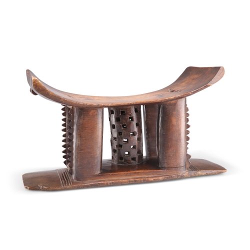 197 - A WEST AFRICAN ASHANTI STOOL OR HEAD REST, LATE 19TH/EARLY 20TH CENTURY, Ghanaian, of typical form, ... 