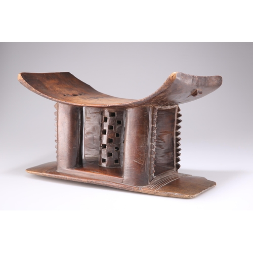 197 - A WEST AFRICAN ASHANTI STOOL OR HEAD REST, LATE 19TH/EARLY 20TH CENTURY, Ghanaian, of typical form, ... 