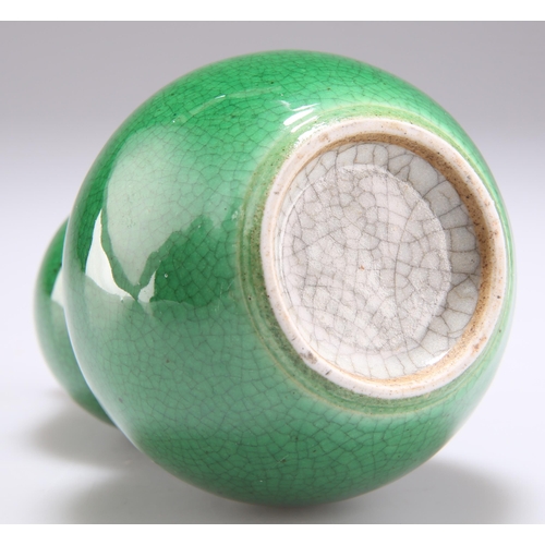 125 - A CHINESE MONOCHROME APPLE-GREEN GOURD VASE, with crackle glaze. 14cm high