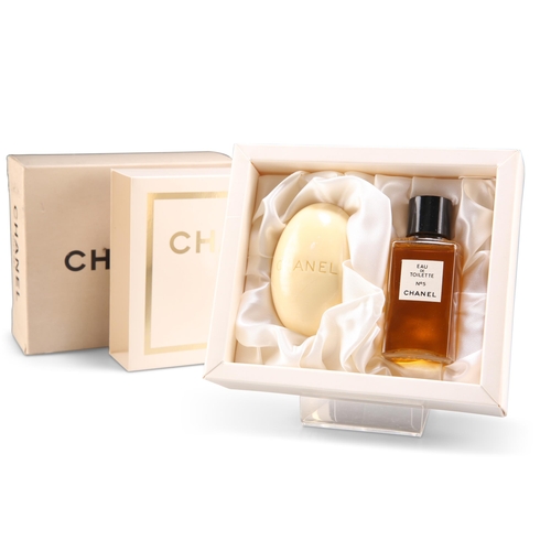 177 - A VINTAGE CHANEL NO.5 GIFT SET, containing 60ml Eau de Toilette and 106g Savon, no. 77105, with the ... 