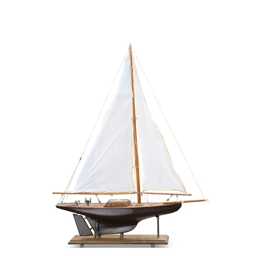 184 - A 1930S WOODEN POND YACHT, on a brass and wooden stand; together with A DIORAMA OF SAILOR'S KNOTS. (... 