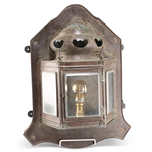 36 - AN ARTS AND CRAFTS COPPER WALL LIGHT, EARLY 20TH CENTURY, with three bevelled glass panels, the cent... 