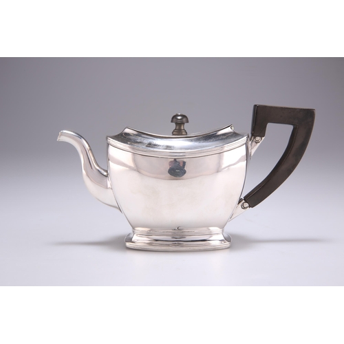 1068 - AN EARLY 19TH CENTURY DUTCH SILVER TEAPOT 1828, of small proportions, with reeded borders. 17.5cm lo... 