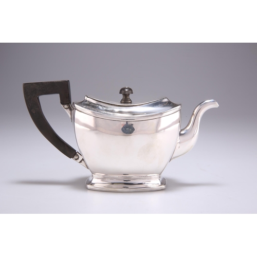 1068 - AN EARLY 19TH CENTURY DUTCH SILVER TEAPOT 1828, of small proportions, with reeded borders. 17.5cm lo... 