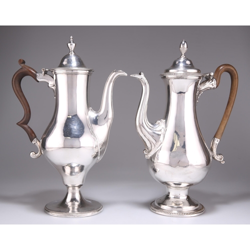 1000 - AN 18TH CENTURY OLD SHEFFIELD PLATE COFFEE POT of baluster form, with beaded borders and acorn-form ... 