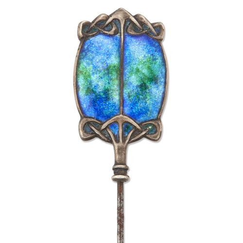 1687 - AN ART NOUVEAU ENAMEL HAT PIN a stylized seed head filled with blue-green enamel with Celtic knot bo... 