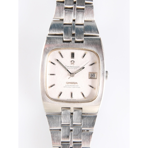 407 - AN OMEGA CONSTELLATION AUTOMATIC STAINLESS STEEL WATCH, CIRCA 1970S the silvered dial with centre sw... 