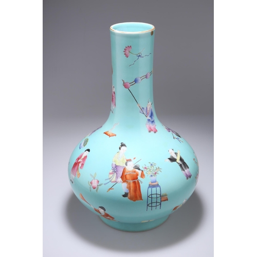 64 - A LARGE CHINESE FAMILLE ROSE VASE of globe and shaft form, enamel painted with figures on a turquois... 