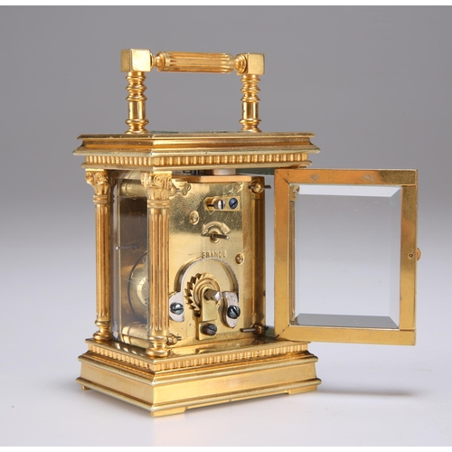 722 - A FRENCH MIGNONETTE CARRIAGE CLOCK, FIRST HALF 20TH CENTURY the case with Corinthian columns, the wh... 