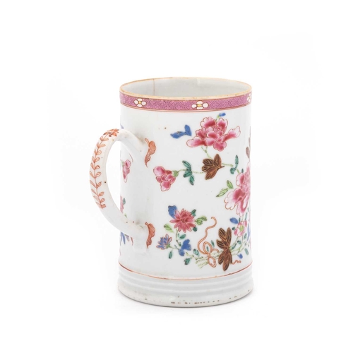 118 - V A CHINESE FAMILLE ROSE MUG of straight-sided cylindrical form, enamel painted with floral sprays. ... 