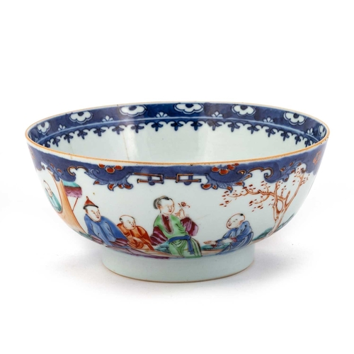 142 - A CHINESE PORCELAIN BOWL, LATE 18TH CENTURY circular, painted with reserves of figures in Famille Ro... 