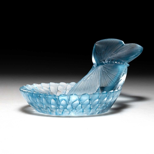 26 - RENÉ LALIQUE (FRENCH, 1860-1945), A 'DAHLIA ET PAPILLON' CENDRIER, DESIGNED 1931 frosted and polishe... 