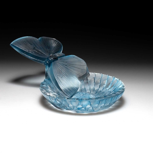 26 - RENÉ LALIQUE (FRENCH, 1860-1945), A 'DAHLIA ET PAPILLON' CENDRIER, DESIGNED 1931 frosted and polishe... 