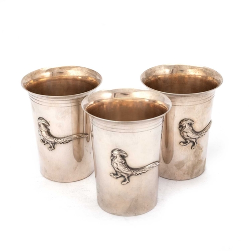 320 - GUCCI: A SET OF SIX ITALIAN SILVER BEAKERS stamped Gucci 800, each cylindrical beaker with an applie... 