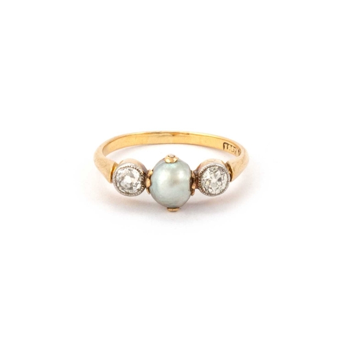 613 - AN 18 CARAT YELLOW GOLD NATURAL SALTWATER PEARL AND DIAMOND THREE STONE RING the grey semi-baroque p... 