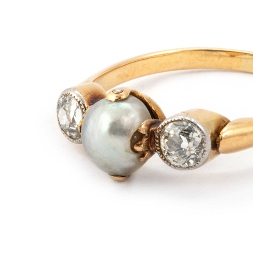 613 - AN 18 CARAT YELLOW GOLD NATURAL SALTWATER PEARL AND DIAMOND THREE STONE RING the grey semi-baroque p... 