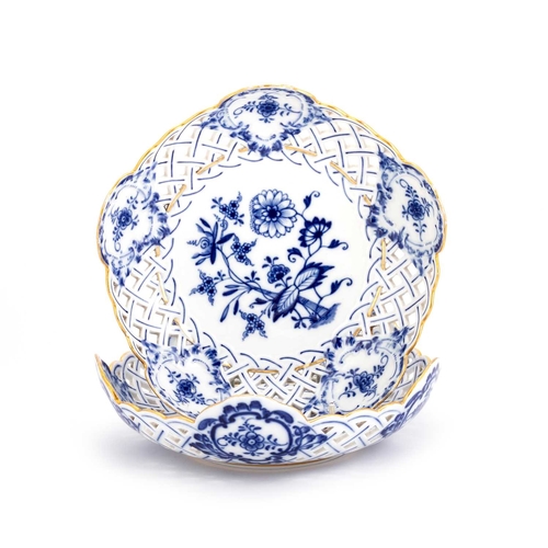 95 - A MEISSEN 'ONION' PATTERN DESSERT SERVICE, LATE 19TH/ EARLY 20TH CENTURY comprising three oval two-h... 