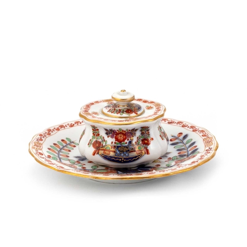 99 - A 19TH CENTURY MEISSEN INKWELL ON STAND both painted in the Imari palette, with the underglaze blue ... 