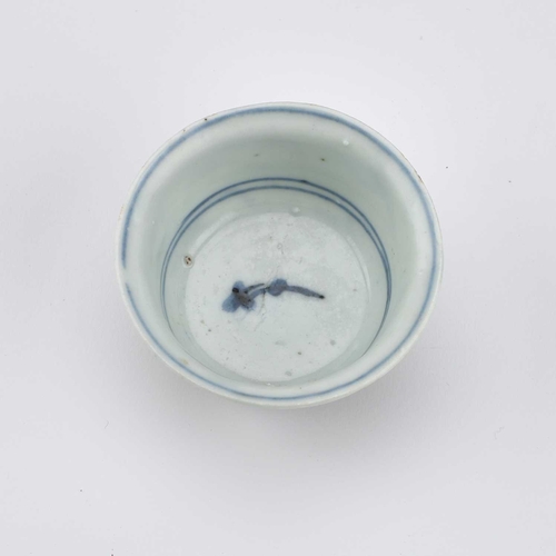 149 - A CHINESE PORCELAIN BLUE AND WHITE WINE CUP, JIAJING/ WANLI PERIOD thinly potted with flaring sides ... 