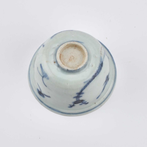 149 - A CHINESE PORCELAIN BLUE AND WHITE WINE CUP, JIAJING/ WANLI PERIOD thinly potted with flaring sides ... 