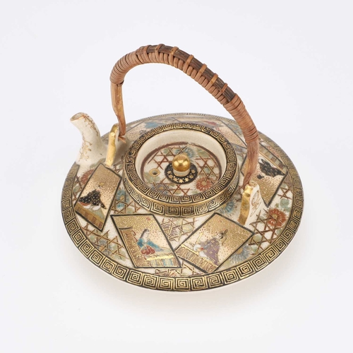 158 - A FINE JAPANESE SATSUMA SAKE EWER, MEIJI PERIOD (1868-1912) set on three feet, with a recessed cover... 