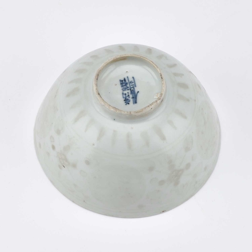 97 - A CHINESE PORCELAIN KINRANDE BOWL, JIAJING/ WANLI PERIOD round-sided with a small foot ring, the ove... 