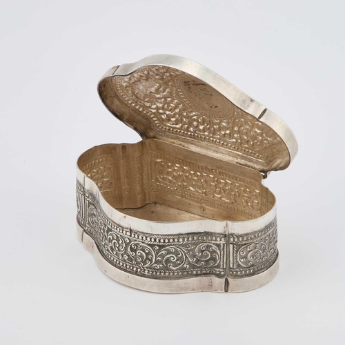 191 - AN INDIAN SILVER TABLE SNUFF BOX indistinct marks, cartouche-shaped, chased with scrolling foliage a... 