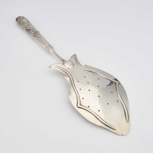 207 - A CHINESE SILVER FISH SLICE marks indistinct, the pierced blade shaped and engraved as a fish, with ... 