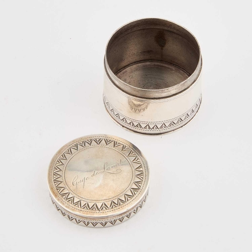 281 - AN 18TH CENTURY FRENCH SILVER SNUFF OR COUNTERS BOX unmarked, c.1780, cylindrical with a pull-off co... 