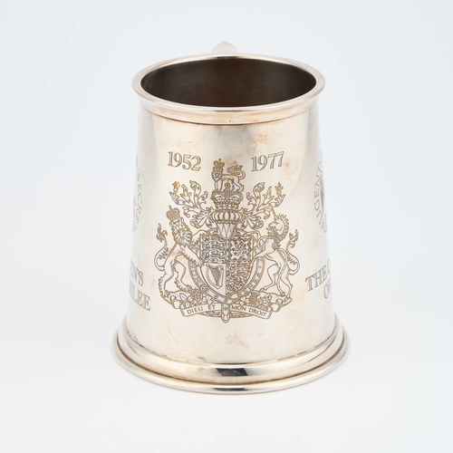 300 - AN ELIZABETH II SILVER COLLEGE OF ARMS MUG, 'THE QUEEN'S SILVER JUBILEE' probably by Yorkshire Mint,... 