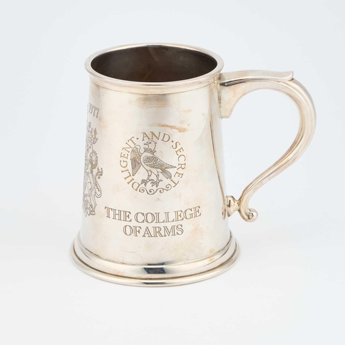 300 - AN ELIZABETH II SILVER COLLEGE OF ARMS MUG, 'THE QUEEN'S SILVER JUBILEE' probably by Yorkshire Mint,... 