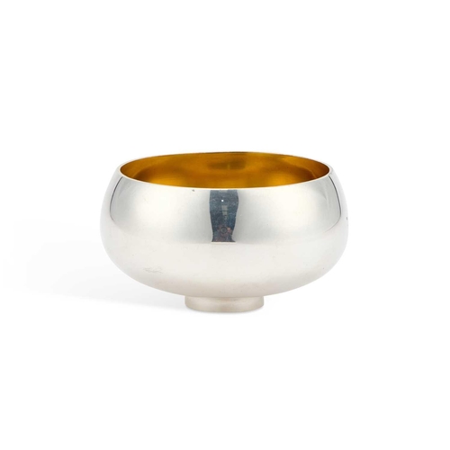 304 - STUART DEVLIN: AN ELIZABETH II SILVER BOWL by Stuart Devlin, London 1968, circular with deep rounded... 