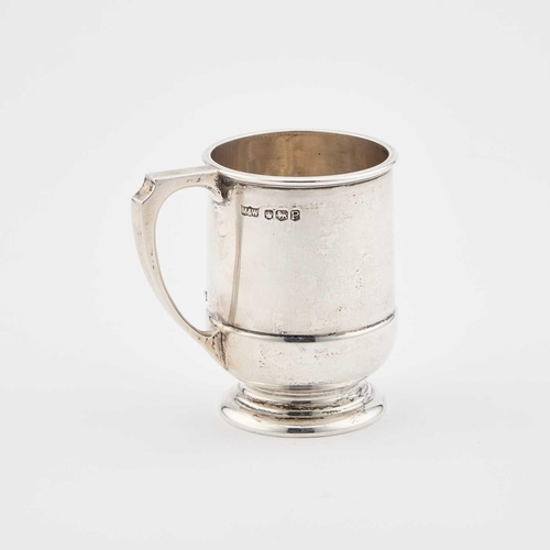 311 - AN ELIZABETH II SILVER MUG by Mappin & Webb Ltd, Sheffield 1957, the round bowl applied with a f... 